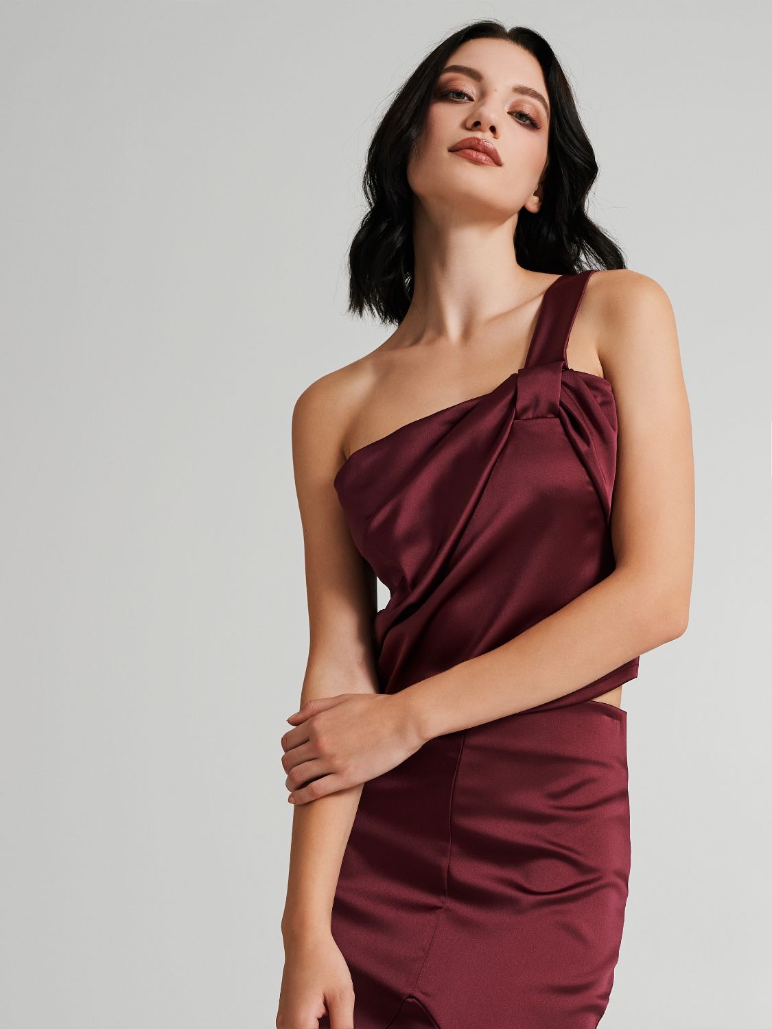 Top in raso monospalla con fiocco